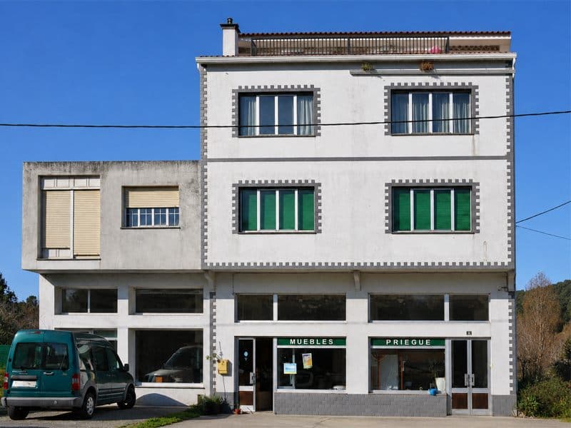 Fachada de la tienda Muebles Priegue en Esteiro, Muros