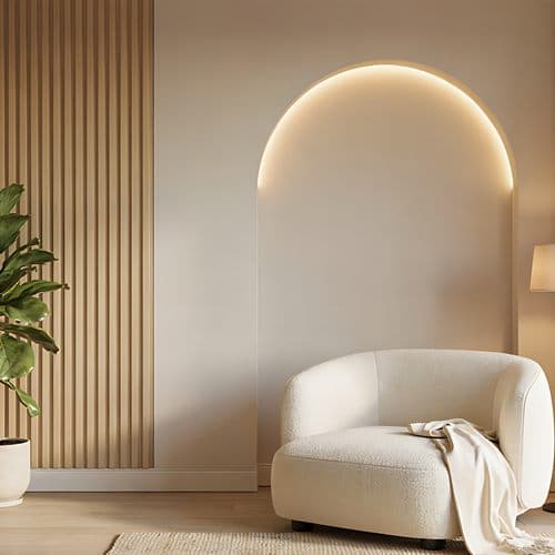 Salón con butaca y decoración de la tienda de muebles Muebles Priegue en Muros